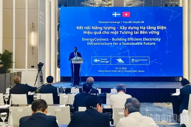 Ngài Johan Ndisi, Đại sứ Thụy Điển phát biểu tại sự kiện. (Ảnh: HNV)