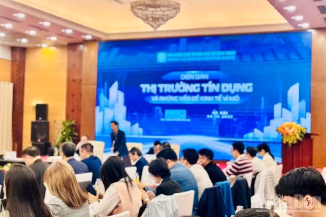 Diễn đàn Thị trường tín dụng và những vấn đề kinh tế vĩ mô. (Ảnh: HNV)