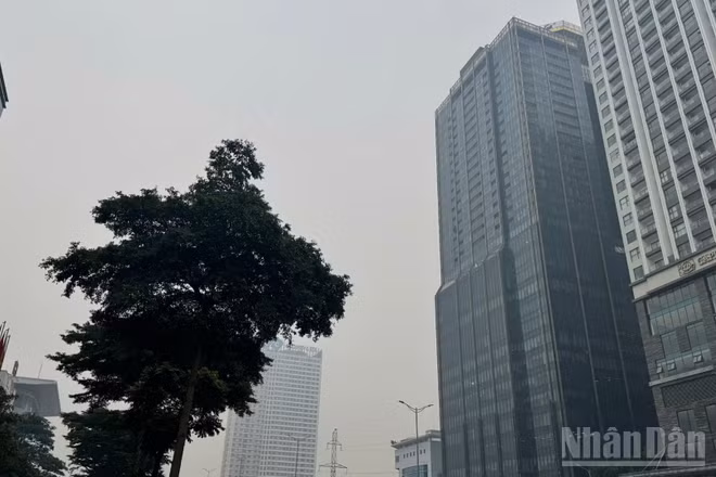 Bầu trời Hà Nội luôn trong tình trạng mờ mịt vì khói bụi. 