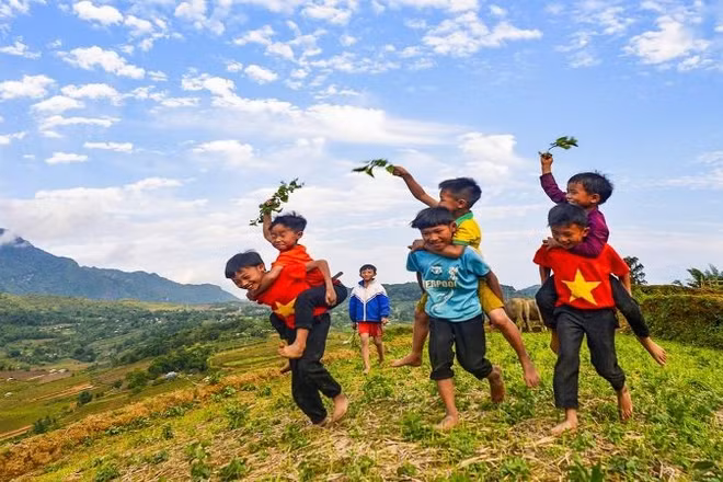 Niềm vui trẻ em vùng cao. (Ảnh: HÀ MINH HƯNG)