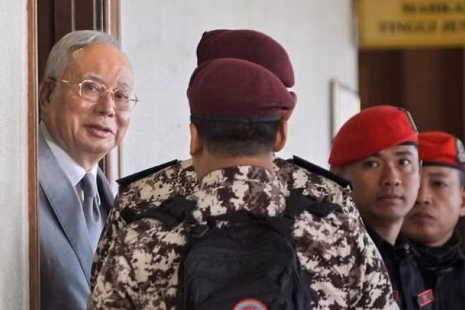 Cựu Thủ tướng Malaysia Najib Razak (thứ nhất bên trái) được nhìn thấy tại Kuala Lumpur, Malaysia, ngày 22/12/2025. (Ảnh: Bernama/THX)