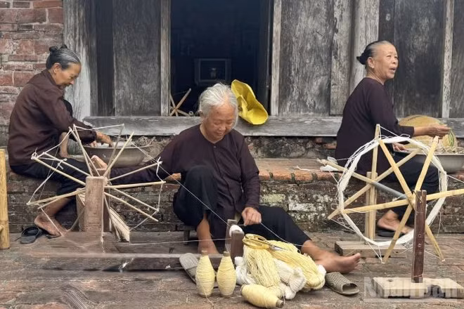 Các nghệ nhân làng nghề lụa đũi Nam Cao, Hưng Yên. (Ảnh: HNV)
