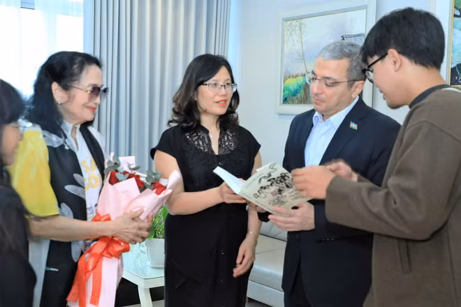 Nghệ sĩ Nhân dân Trà Giang (bên trái) nhận sách "Những gì tôi thấy ở Việt Nam" từ Viện trưởng Viện Phim Việt Nam Lê Thị Hà và Ngài Đại sứ Azerbaijan tại Việt Nam.