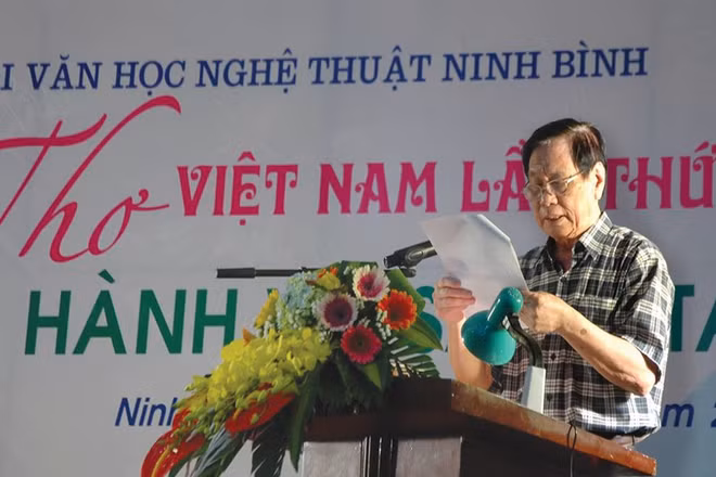 Nhà thơ Lâm Xuân Vi tại một sự kiện của Hội Văn học nghệ thuật Ninh Bình. (Ảnh VNNB).