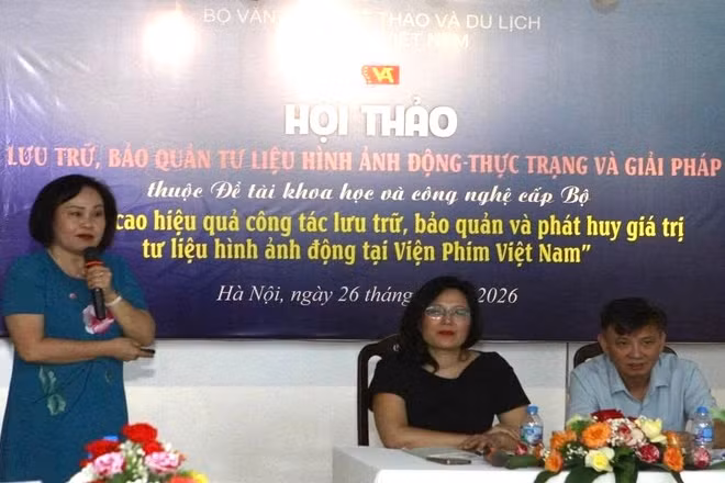 Tiến sĩ Vũ Thị Minh Hương - Phó Chủ tịch Ủy ban Ký ức thế giới của UNESCO khu vực châu Á-Thái Bình Dương, Ủy viên Hội đồng Di sản văn hóa quốc gia phát biểu tại hội thảo.