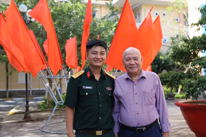 Cây bút trẻ Chu Hoàng Sinh và nhà văn Châu La Việt, hai thế hệ viết văn trưởng thành từ quân đội tại Trại sáng tác văn học "Lực lượng vũ trang- Chiến tranh cách mạng". (Ảnh: CLV)