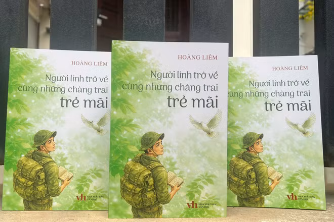 Sách "Người lính trở về cùng những chàng trai trẻ mãi" của tác giả Hoàng Liêm tái hiện một thời trận mạc của những sinh viên xếp bút nghiên, lên đường ra trận và nghĩa tình đồng đội.
