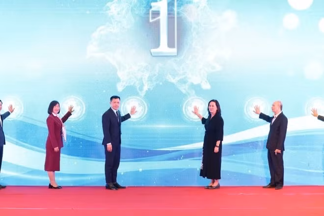 Các đại biểu thực hiện nghi thức bấm nút phát động Chương trình truyền thông về Bảo vệ môi trường trên địa bàn thành phố Hà Nội năm 2026.
