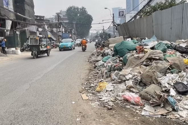 Phế thải xây dựng, rác thải trên đường La Thành không được xử lý, gây bụi, ô nhiễm không khí. 