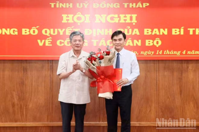 Thừa ủy quyền của Ban Bí thư, đồng chí Ngô Chí Cường trao Quyết định và tặng hoa chúc mừng đồng chí Nguyễn Văn Mười.