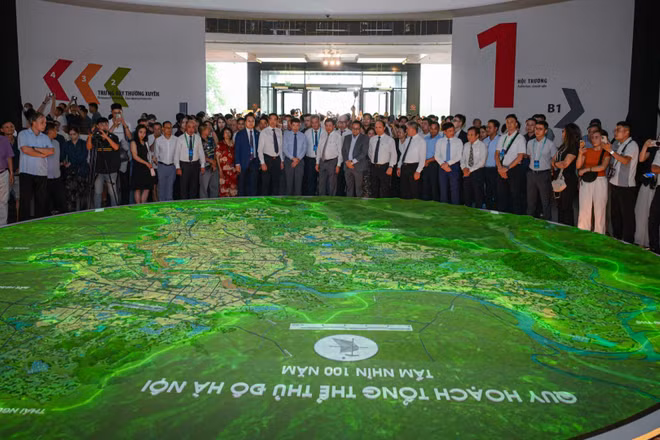 Triển lãm Quy hoạch tổng thể Thành phố Hà Nội tầm nhìn 100 năm thu hút đông đảo người dân Thủ đô.