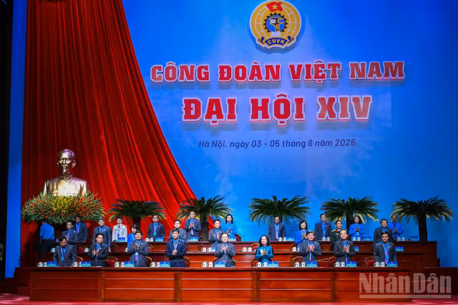 Đoàn chủ tịch gồm 27 đồng chí được Đại hội XIV Công đoàn Việt Nam thông qua.