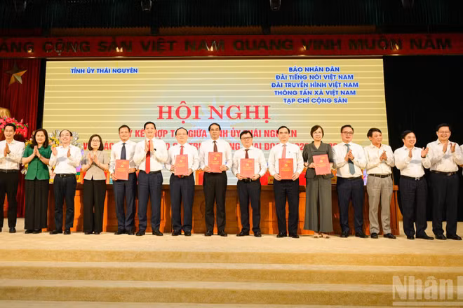 Lãnh đạo 5 cơ quan thông tấn, báo chí Trung ương ký kết hợp tác tuyên truyền với Tỉnh ủy Thái Nguyên.