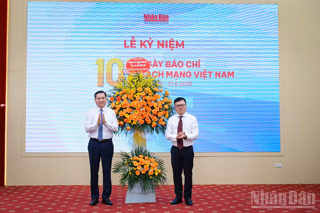 Phó Bí thư Thường trực Đảng ủy các cơ quan Đảng Trung ương Nguyễn Long Hải tặng hoa chúc mừng Báo Nhân Dân nhân dịp 101 năm Ngày Báo chí Cách mạng Việt Nam.