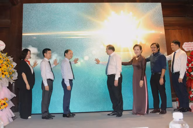 Các đại biểu thực hiện nghi thức phát động cuộc thi.