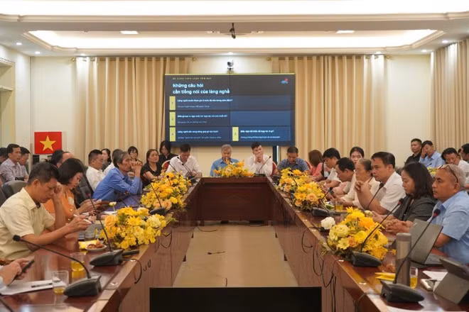 Các nhà sáng tạo đã đối thoại trực tiếp với nghệ nhân làng nghề để tìm giải pháp hợp tác. 
