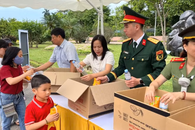 Sở Du lịch Hà Nội tặng bánh và nước uống cho khách đến viếng Lăng Chủ tịch Hồ Chí Minh.