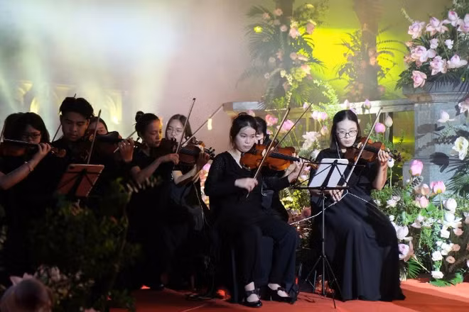 Các nghệ sĩ trình diễn trong không gian mở được trang trí lãng mạn.