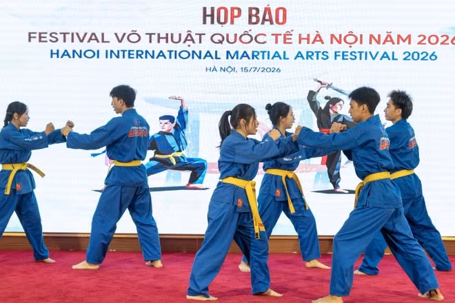Các vận động viên biểu diễn võ thuật trong buổi họp báo giới thiệu Festival.