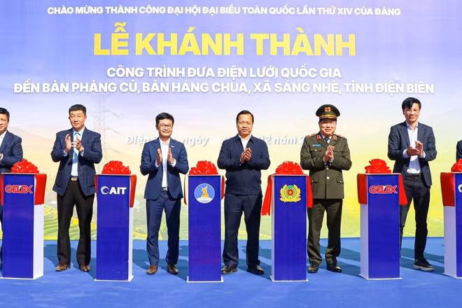 Các đại biểu thực hiện nghi lễ cắt băng khánh thành công trình đưa điện lưới quốc gia đến với bản Phảng Củ và bản Háng Chua, xã Sáng Nhè (Điện Biên).