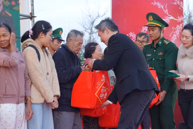 Ông Lester Tan, Tổng Giám đốc SABECO trao quà cho người dân tỉnh Đắk Lắk