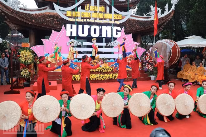 Nhân dân được thưởng thức những tiết mục văn nghệ truyền thống trong lễ khai hội chùa Hương.