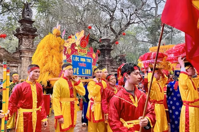 Nhân dân địa phương thực hiện dâng lễ phẩm tại đền Sóc.