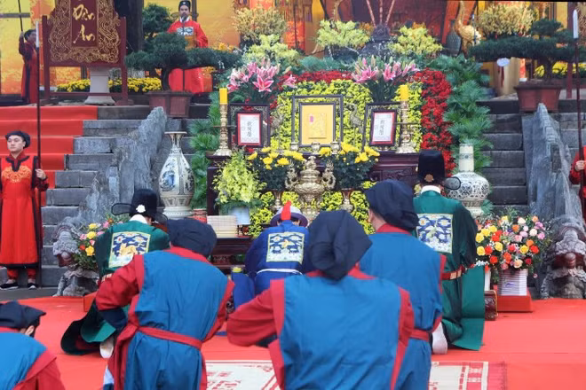 Tái hiện nghi lễ dâng lịch lên vua tại Hoàng thành Thăng Long.