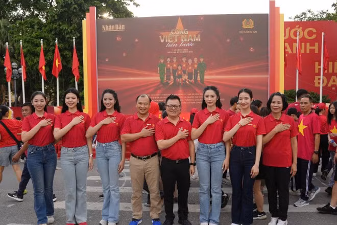 Đồng chí Lê Quốc Minh, Ủy viên Trung ương Đảng, Tổng Biên tập Báo Nhân Dân, Phó Trưởng Ban Tuyên giáo và Dân vận Trung ương, Chủ tịch Hội Nhà báo Việt Nam, tại sự kiện "Cùng Việt Nam tiến bước".