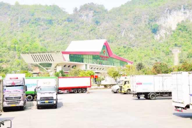 Các phương tiện vận tải xuất, nhập khẩu tại khu vực Cửa khẩu Quốc tế Hữu Nghị, tỉnh Lạng Sơn.