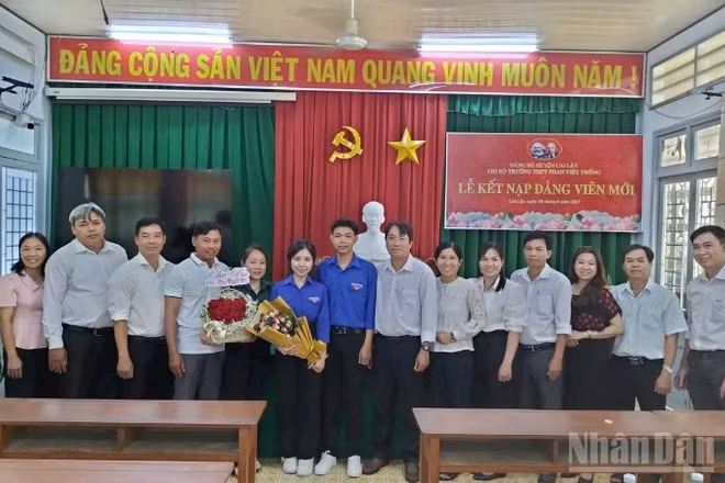 Kết nạp đảng viên là học sinh tại Trường trung học phổ thông Phan Việt Thống, xã Bình Phú, tỉnh Đồng Tháp.