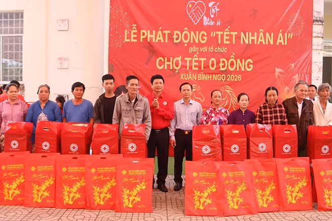 Hộ nghèo, cận nghèo xã An Trường, tỉnh Vĩnh Long được trao quà Tết.