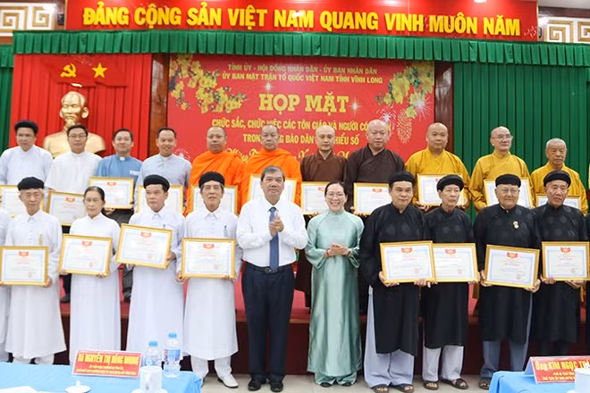 Các cá nhân tiêu biểu nhận Bằng khen của Ủy ban Mặt trận Tổ quốc Việt Nam tỉnh Vĩnh Long tại buổi họp mặt.