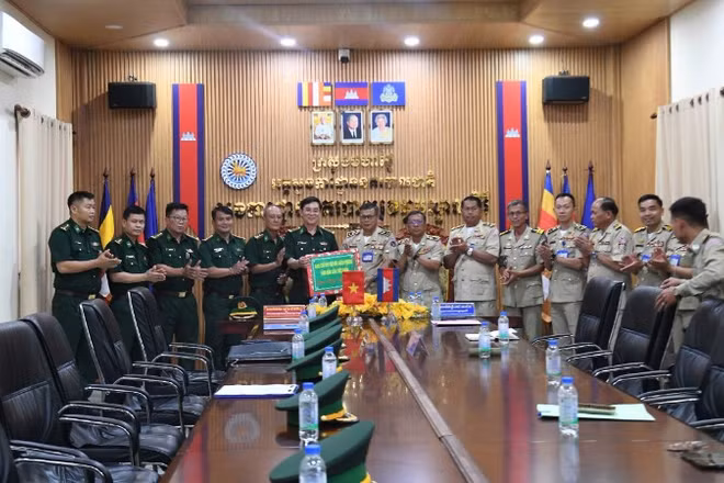 Đoàn đại biểu Ban Chỉ huy Bộ đội Biên phòng tỉnh Đắk Lắk tặng quà, chúc Tết lãnh đạo Tết Ty Công an tỉnh Mondulkiri, Vương quốc Campuchia.
