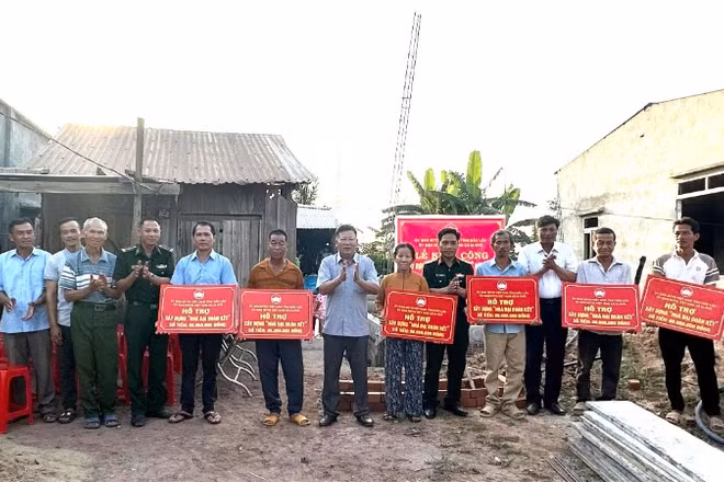 Chủ tịch Ủy ban nhân dân xã Ia Rvê Nguyễn Văn Hoa trao kinh phí hỗ trợ cho 6 gia đình.