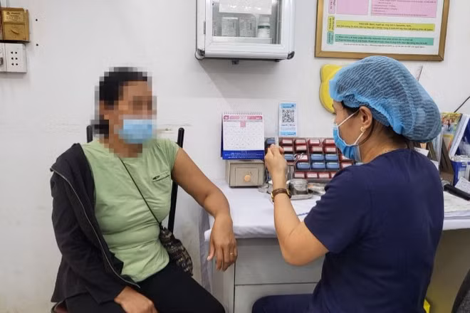 Cần đến cơ sở y tế tiêm vaccine phòng dại ngay khi bị chó cắn, mèo cào. (Ảnh: MAI LÊ).