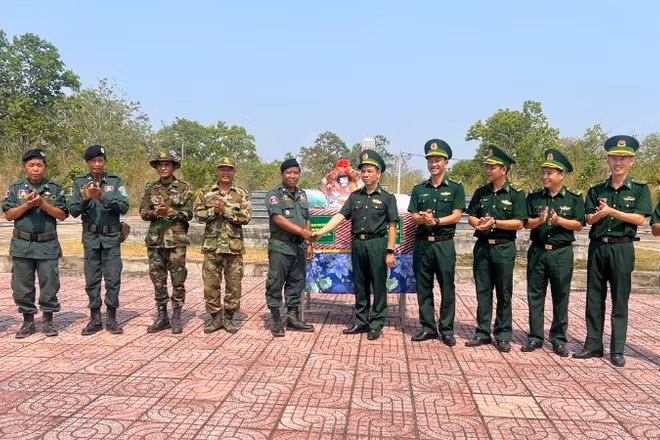 Đồn Biên phòng Cửa khẩu Đắk Ruê chúc Tết và tặng quà lực lượng bảo vệ biên giới Campuchia đóng đối diện.