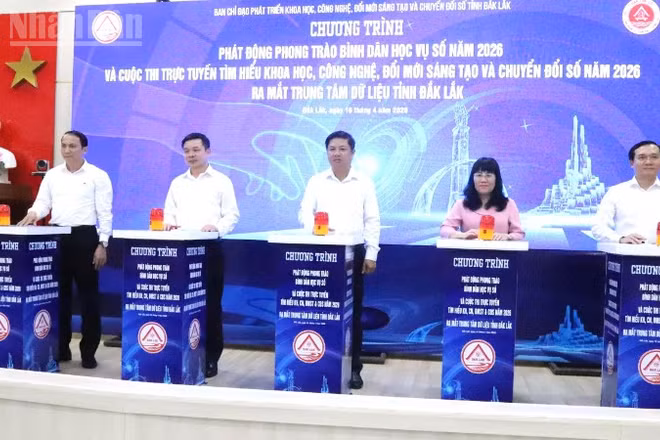 Các đồng chí Ban Chỉ đạo phát triển khoa học, công nghệ, đổi mới, sáng tạo và chuyển đổi số tỉnh Đắk Lắk nhấn nút ra mắt Trung tâm dữ liệu tỉnh Đắk Lắk. 