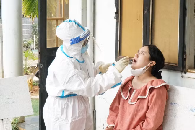 Trung tâm Kiểm soát bệnh tật tỉnh Đắk Lắk truy vết, lấy mẫu xét nghiệm người tiếp xúc gần bệnh nhi. (Ảnh: QUANG NHẬT)
