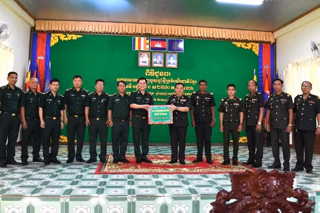 Đoàn đại biểu của Ban Chỉ huy Bộ đội Biên phòng tỉnh Đắk Lắk tặng quà, chúc Tết Tiểu khu Quân sự Mondulkiri, Vương quốc Campuchia.