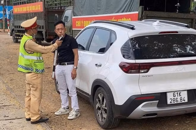 Lực lượng cảnh sát giao thông, Công an tỉnh Đắk Lắk kiểm tra nồng độ cồn người điều khiển xe ô-tô.
