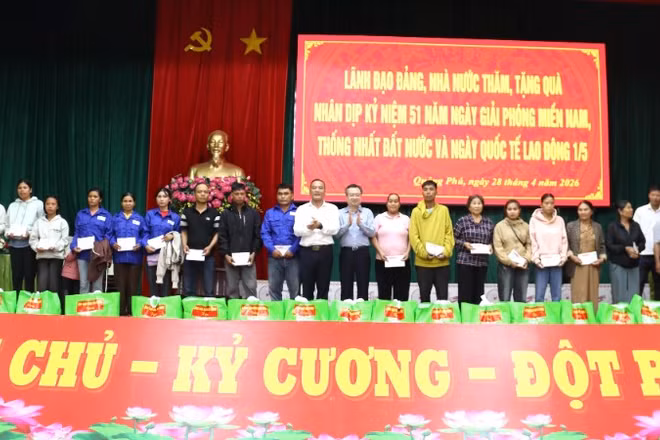 Đồng chí Nguyễn Thanh Nghị và đồng chí Y Giang Gry Niê Knơng tặng quà công nhân, người lao động, gia đình chính sách có hoàn cảnh khó khăn trên địa bàn xã Quảng Phú.