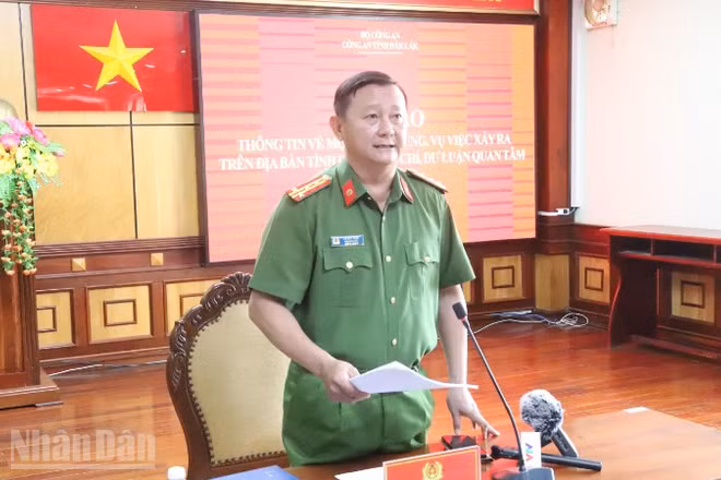 Đại tá Võ Duy Tuấn, Phó Giám đốc Công an tỉnh Đắk Lắk, Thủ trưởng Cơ quan cảnh sát điều tra Công an tỉnh thông tin về vụ tai nạn giao thông tại buổi họp báo ngày 23/4.