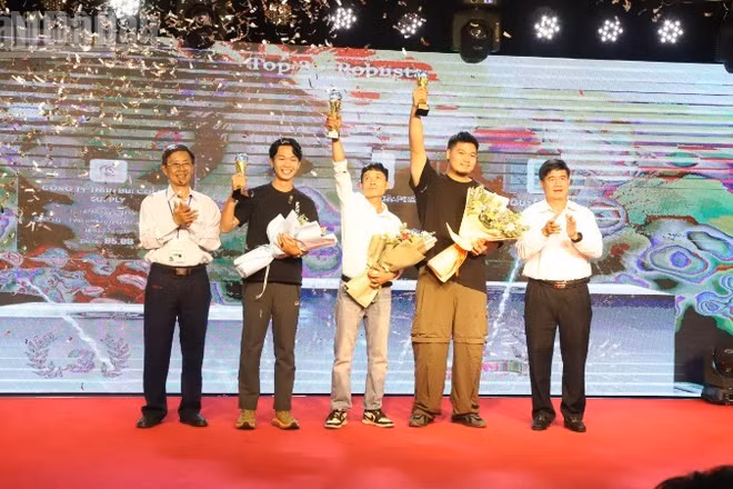 Phó Chủ tịch Ủy ban nhân dân tỉnh Đắk Lắk Nguyễn Thiên Văn và ông Trịnh Đức Minh, Chủ tịch Hiệp hội Cà-phê Buôn Ma Thuột trao giải TOP 3 cho cà-phê Robusta.