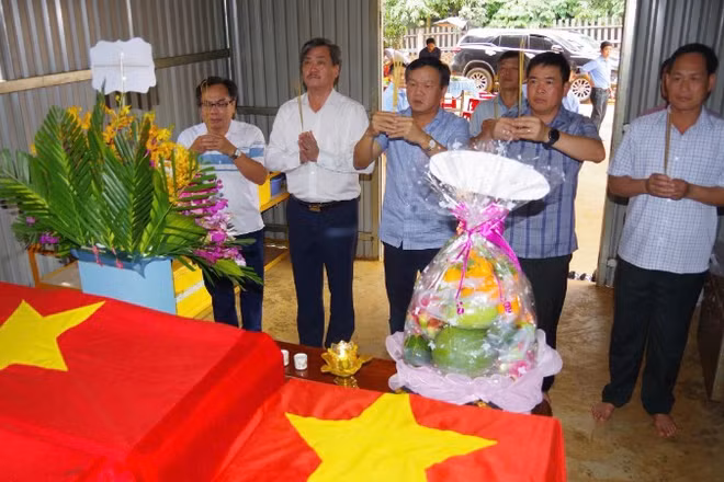 Ban Chỉ đạo 515 tỉnh Đắk Lắk dâng hoa, dâng hương hài cốt liệt sĩ quy tập mùa khô 2025-2026 tại Đội K51.