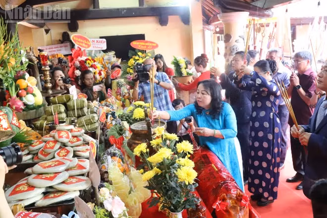 Các đồng chí lãnh đạo tỉnh Đắk Lắk dâng hương tưởng niệm các Vua Hùng.