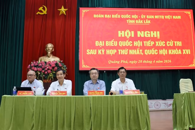 Đoàn đại biểu Quốc hội tỉnh Đắk Lắk đã buổi gặp gỡ, tiếp xúc, báo cáo kết quả kỳ họp với cử tri trong tỉnh. 