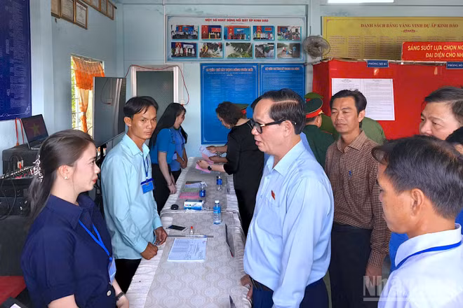 Phó Chủ tịch Quốc hội Trần Quang Phương kiểm tra tại Khu vực bỏ phiếu số 1, xã Đất Mũi, tỉnh Cà Mau.