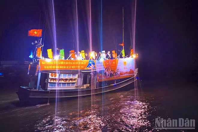 Sử dụng tàu cá gắn loa phóng thanh để mang thông tin bầu cử đến kịp thời các vùng ven biển thưa thớt dân cư, đi lại gặp khó khăn tại Cà Mau.