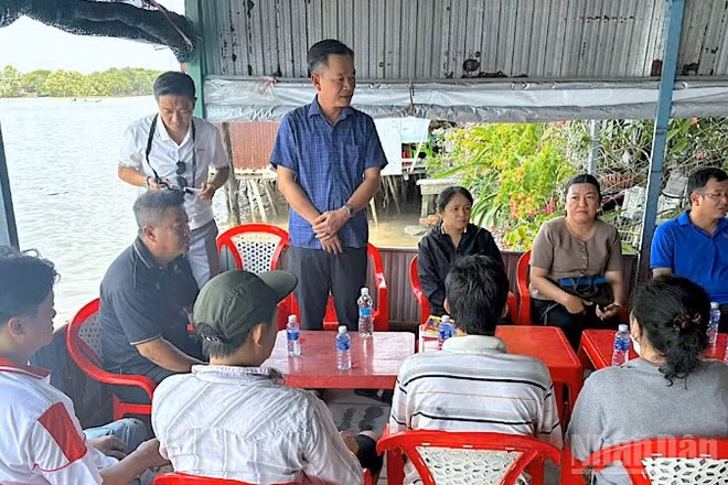Phó Chủ tịch Ủy ban Mặt trận Tổ quốc Việt Nam tỉnh Cà Mau Nguyễn Văn Khởi (đứng, áo xanh) ân cần thăm hỏi các hộ dân có nhà bị cháy.